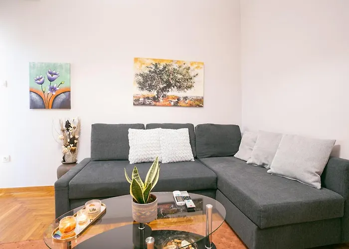 Modern Renovated Place In The City - Medley Serenity