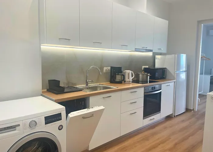 Quiet Central 2-Bedroom Flat 4' To Metro & Shops